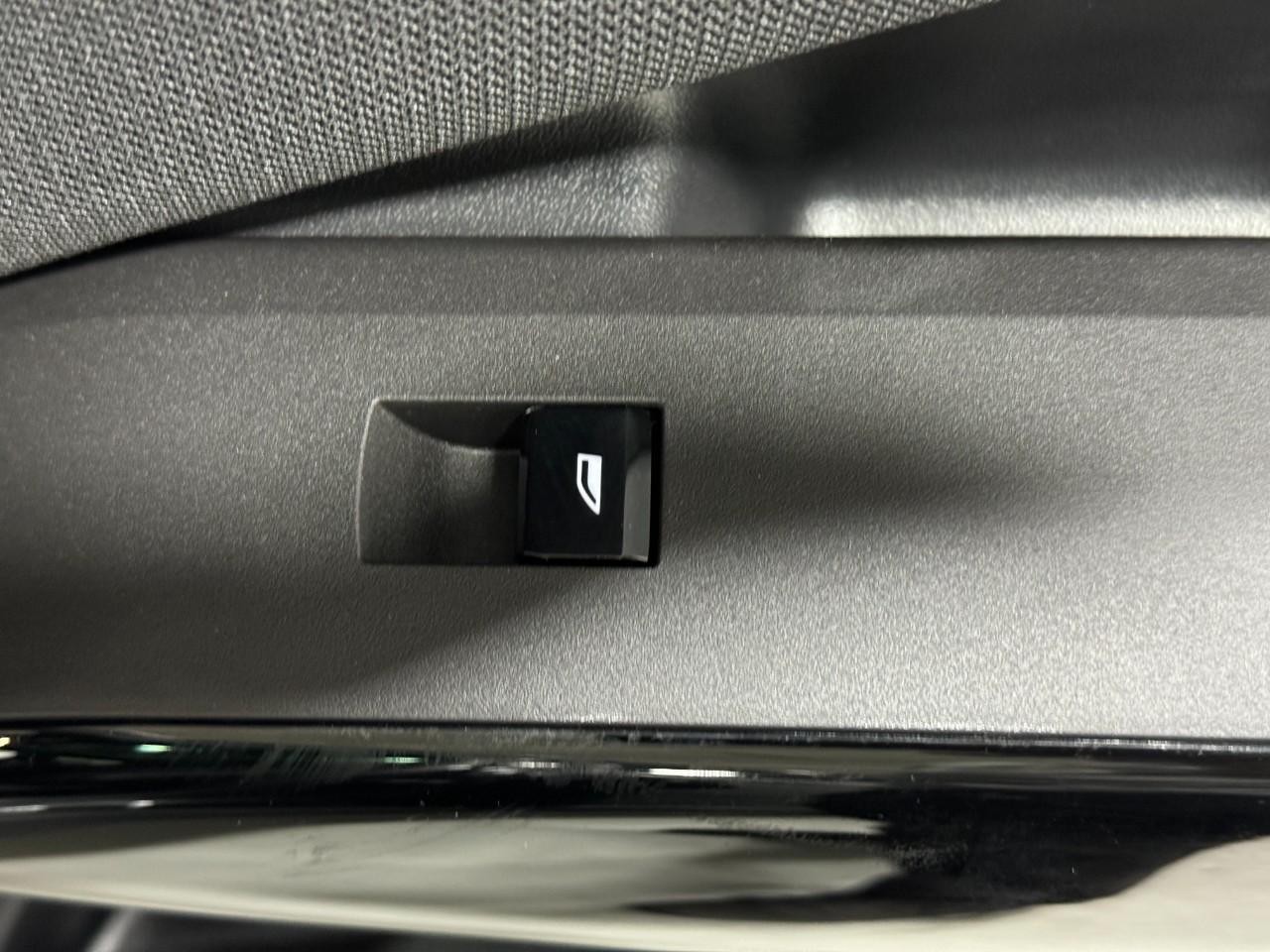 BMW X3 Vehicle Full-screen Gallery Image 21