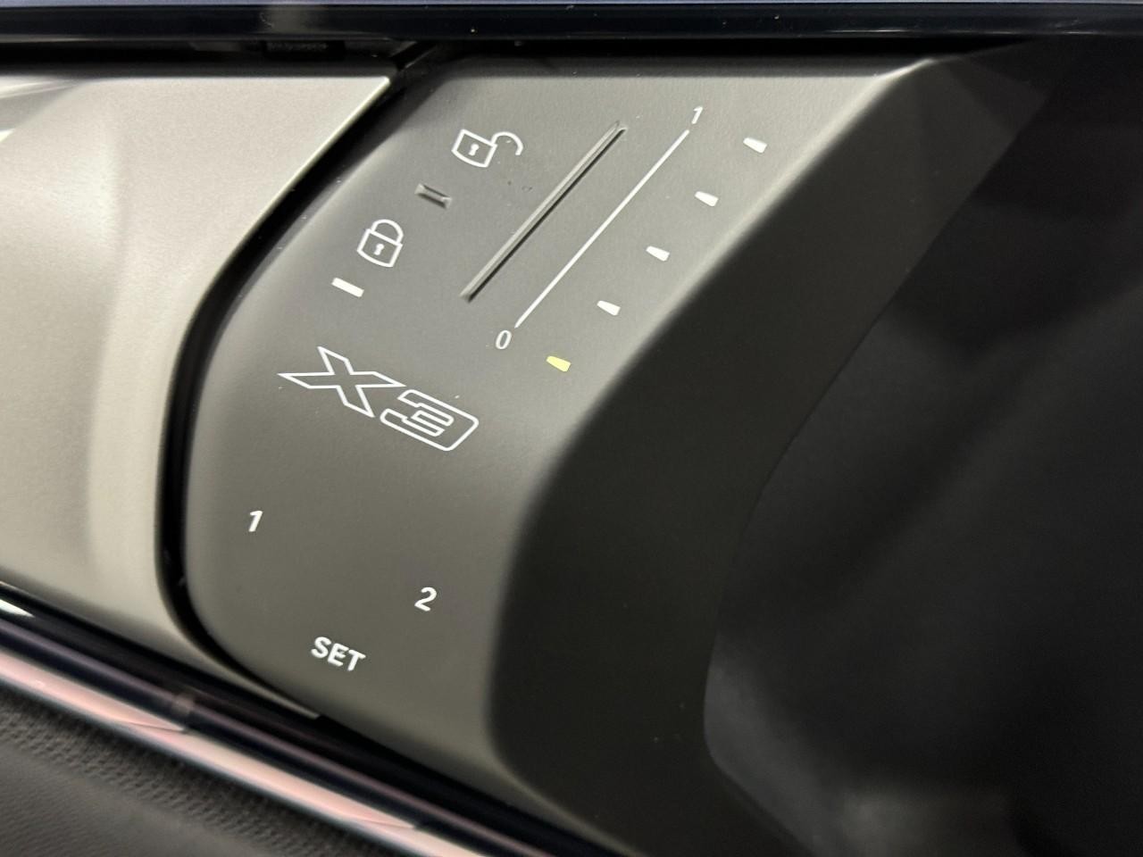 BMW X3 Vehicle Full-screen Gallery Image 22