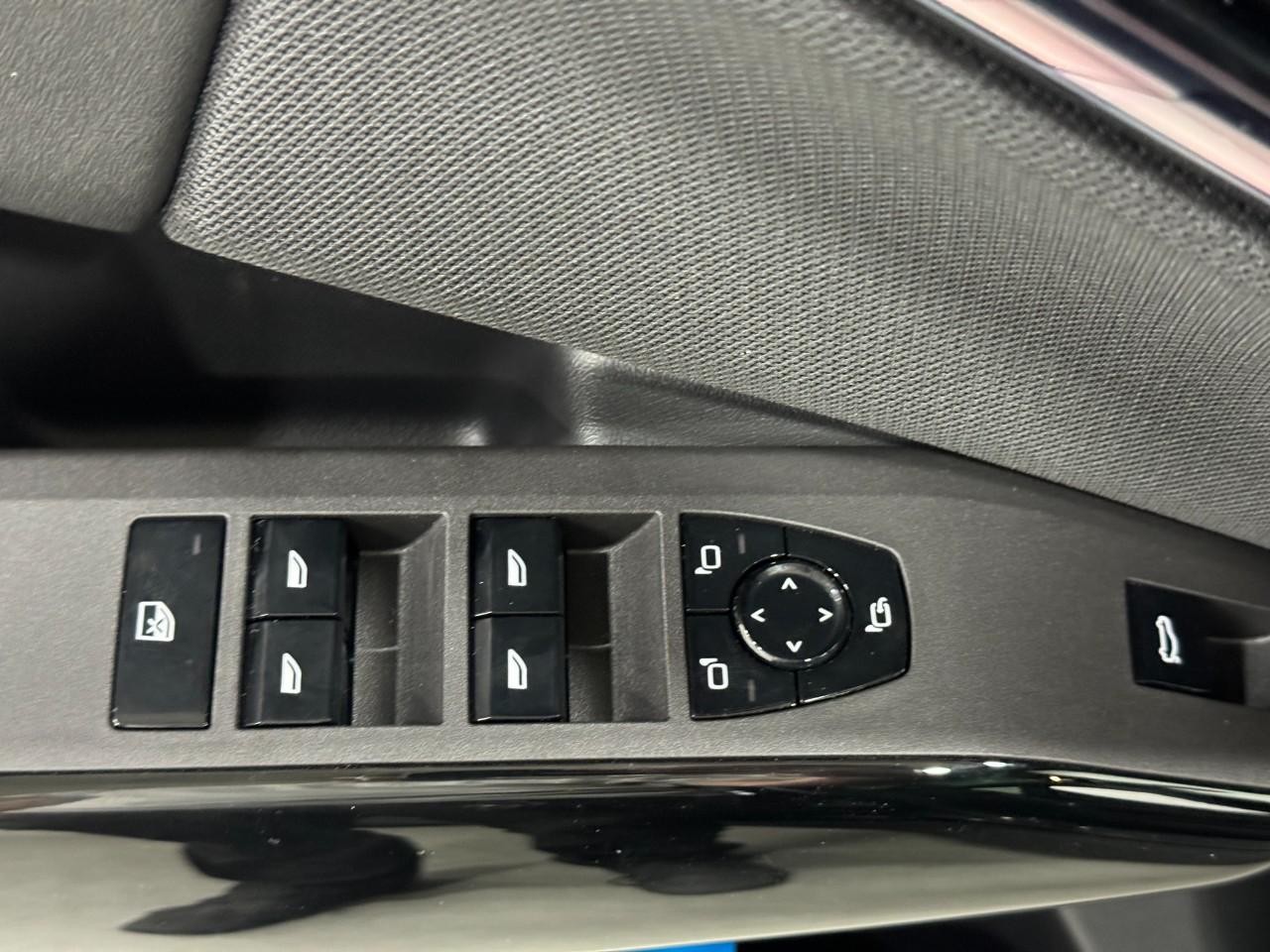 BMW X3 Vehicle Full-screen Gallery Image 23