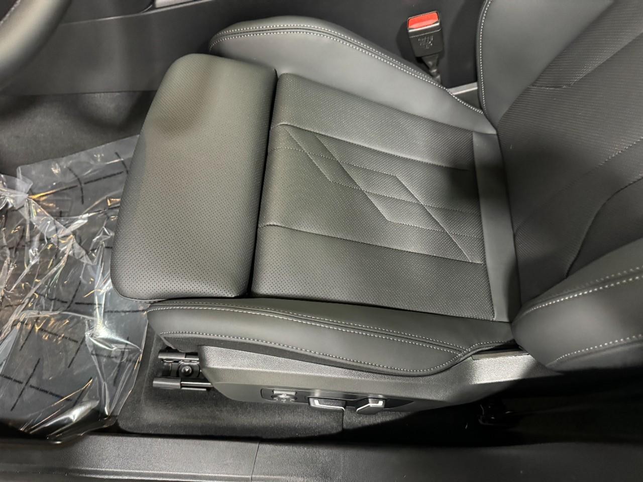 BMW X3 Vehicle Full-screen Gallery Image 25