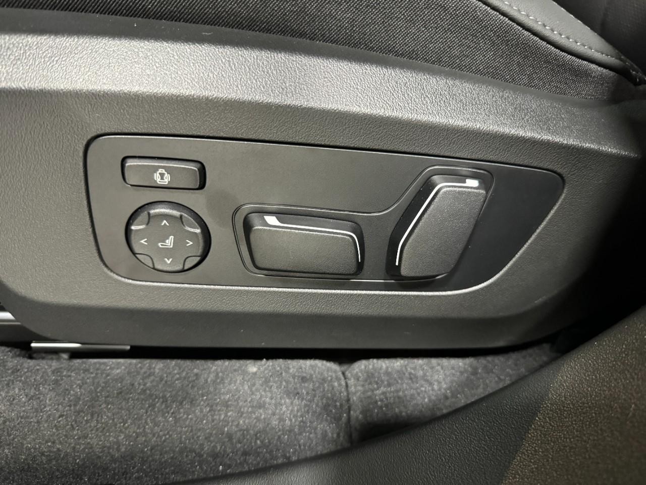 BMW X3 Vehicle Full-screen Gallery Image 26