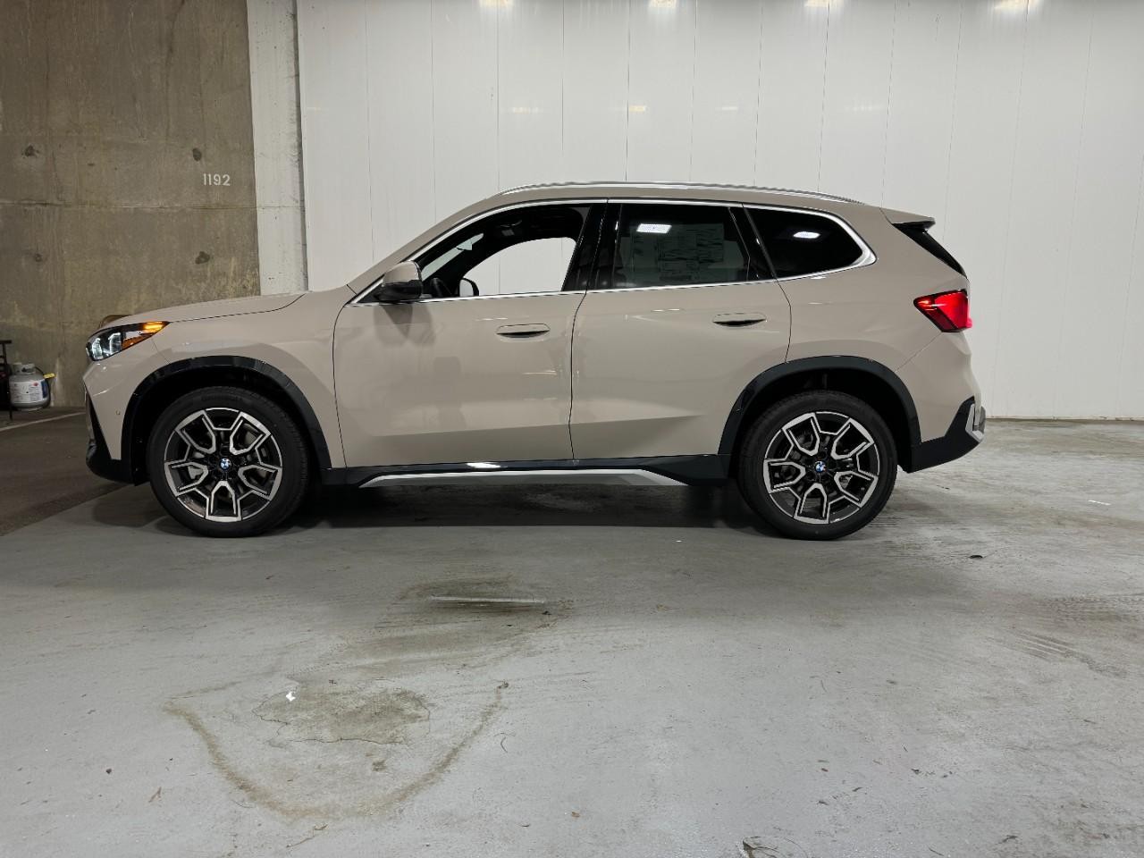 BMW X1 Vehicle Full-screen Gallery Image 2