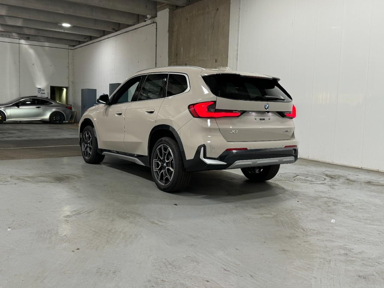 BMW X1 Vehicle Full-screen Gallery Image 3