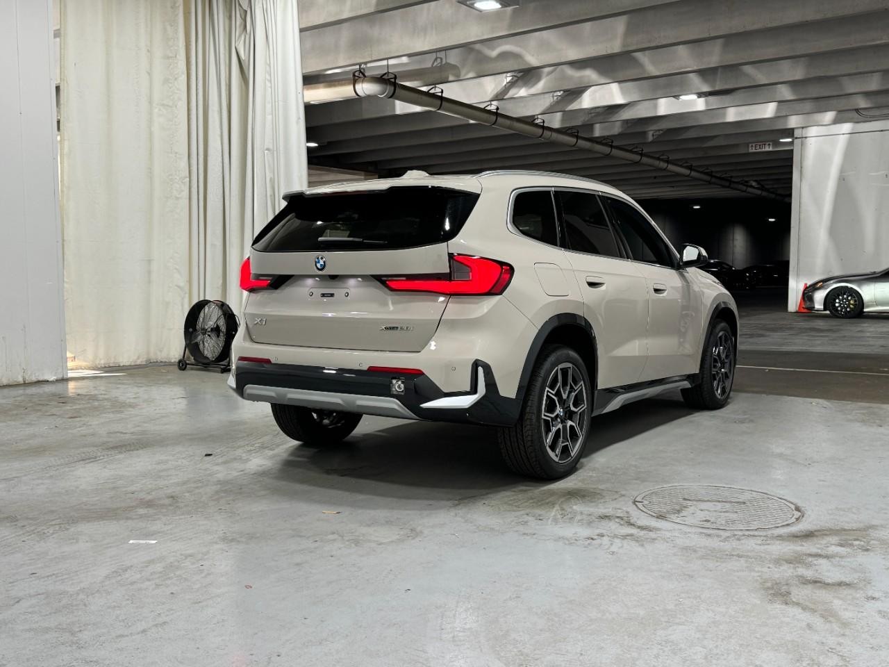 BMW X1 Vehicle Full-screen Gallery Image 4