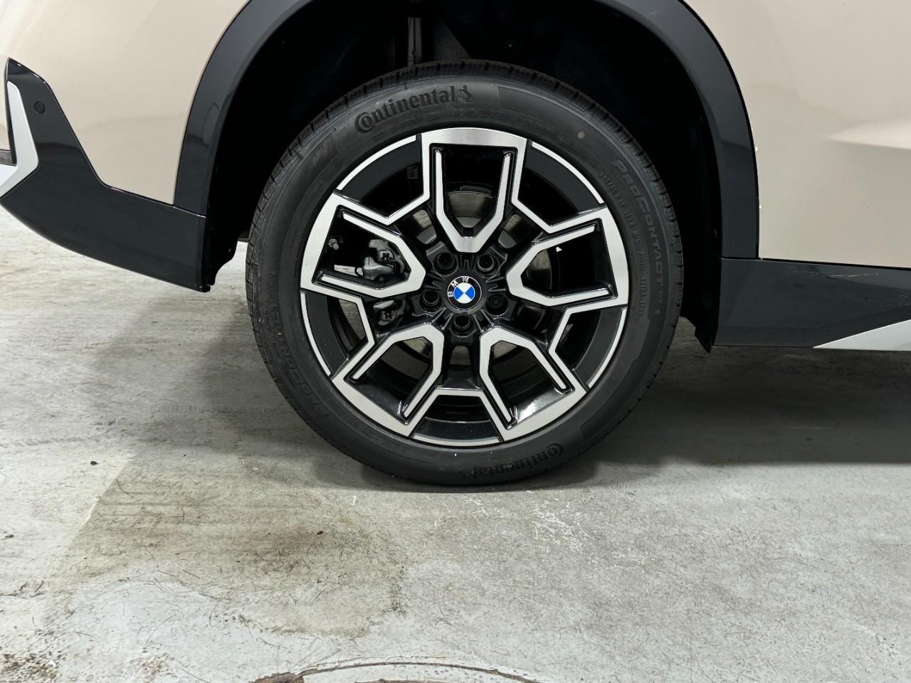 BMW X1 Vehicle Full-screen Gallery Image 5