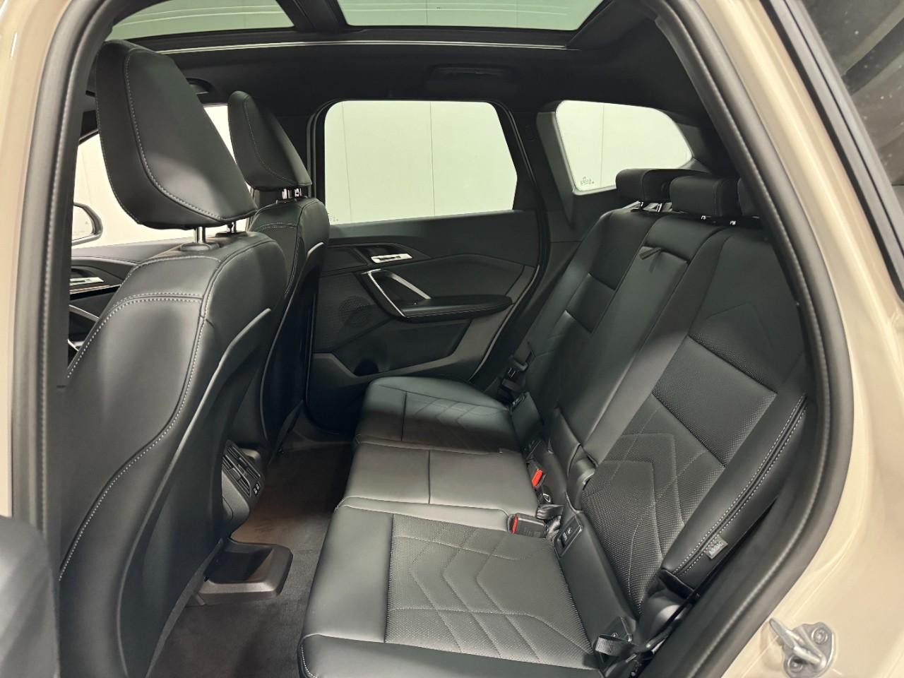 BMW X1 Vehicle Full-screen Gallery Image 8