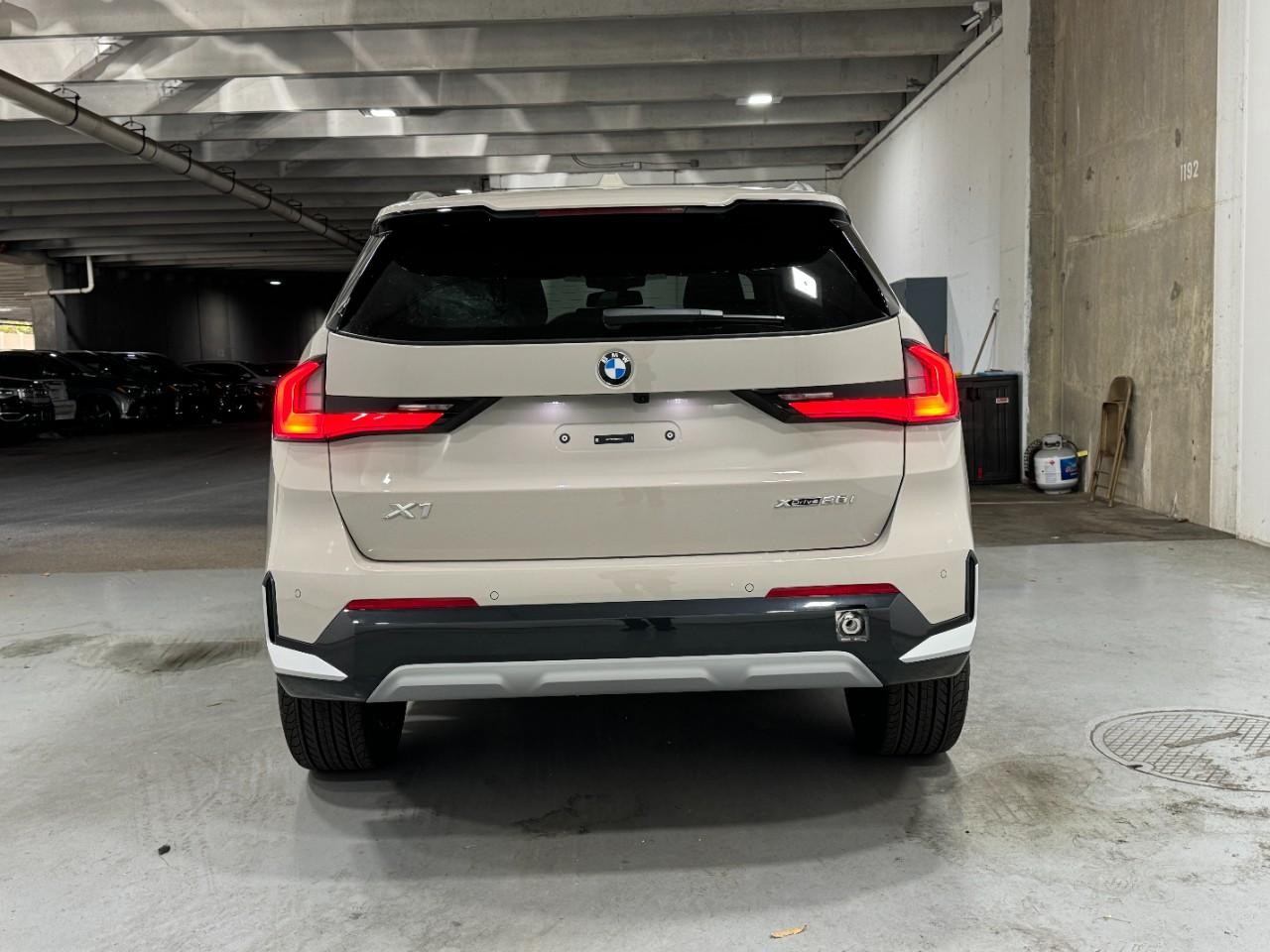 BMW X1 Vehicle Full-screen Gallery Image 9