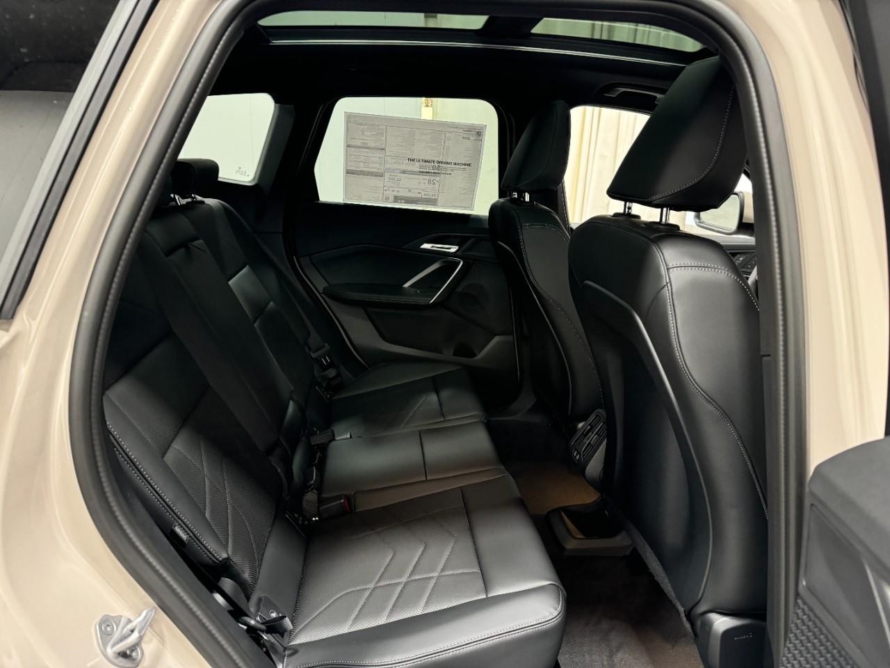 BMW X1 Vehicle Full-screen Gallery Image 10