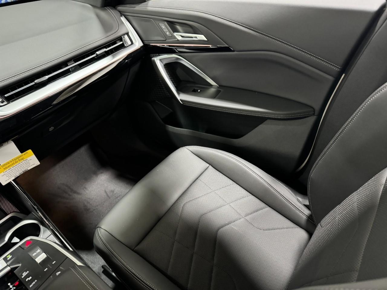 BMW X1 Vehicle Full-screen Gallery Image 16