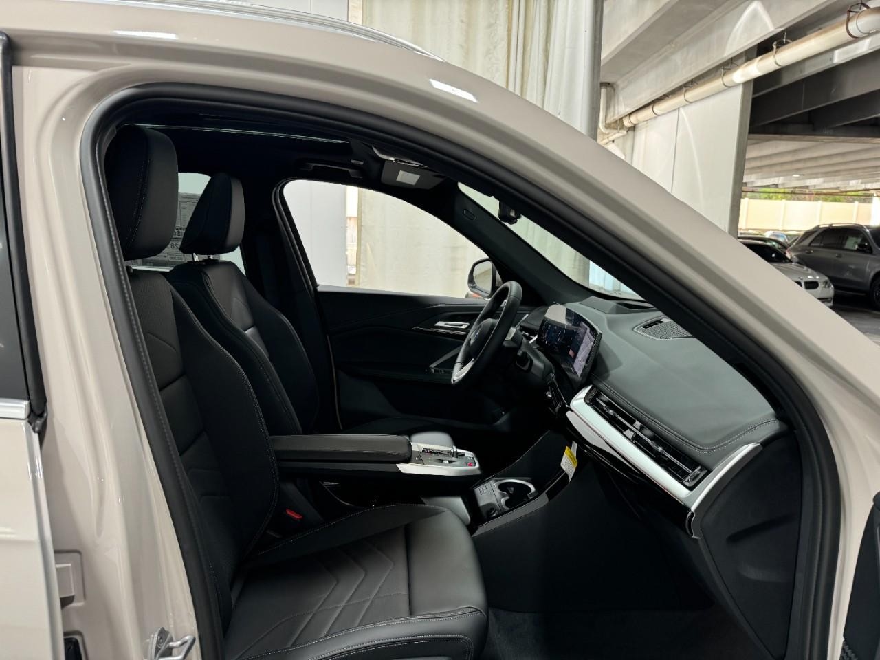 BMW X1 Vehicle Full-screen Gallery Image 17