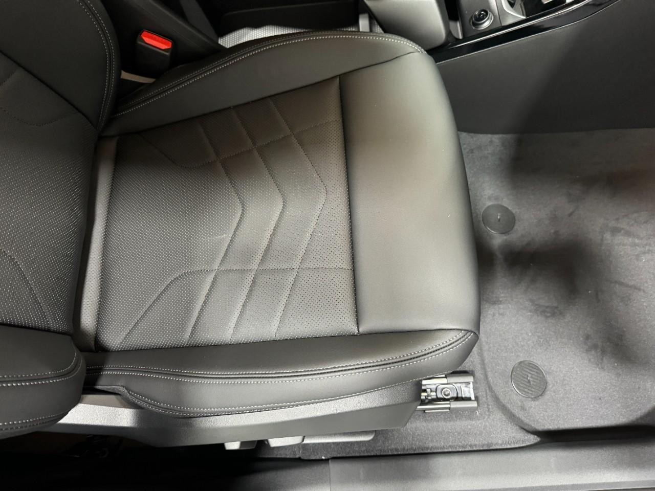 BMW X1 Vehicle Full-screen Gallery Image 18