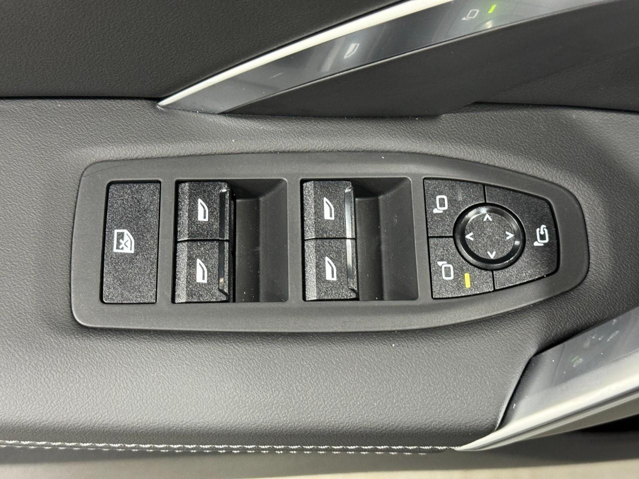 BMW X1 Vehicle Full-screen Gallery Image 23