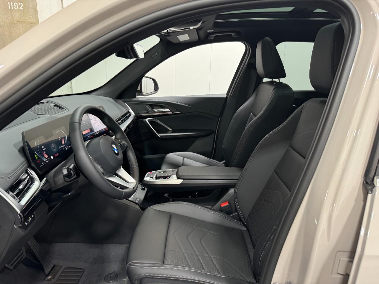 BMW X1 Vehicle Full-screen Gallery Image 25