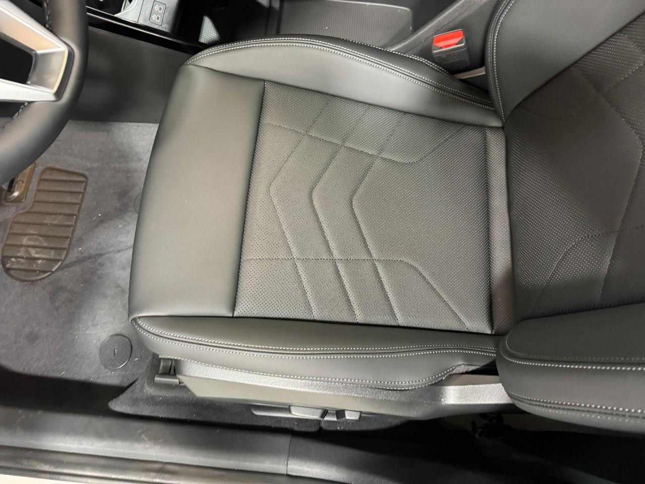 BMW X1 Vehicle Full-screen Gallery Image 26