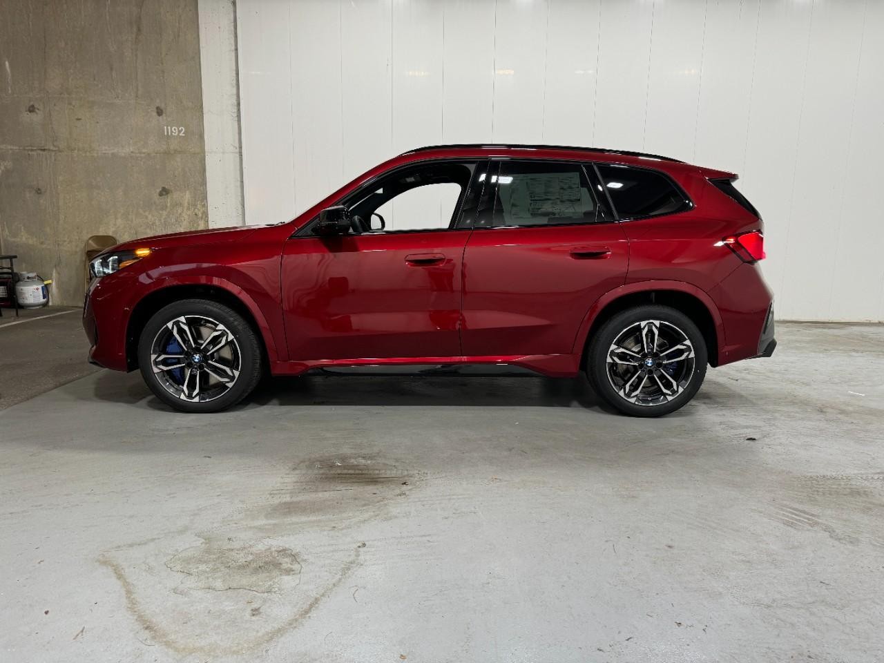BMW X1 Vehicle Full-screen Gallery Image 2
