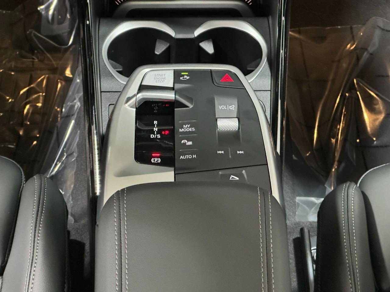 BMW X1 Vehicle Full-screen Gallery Image 15