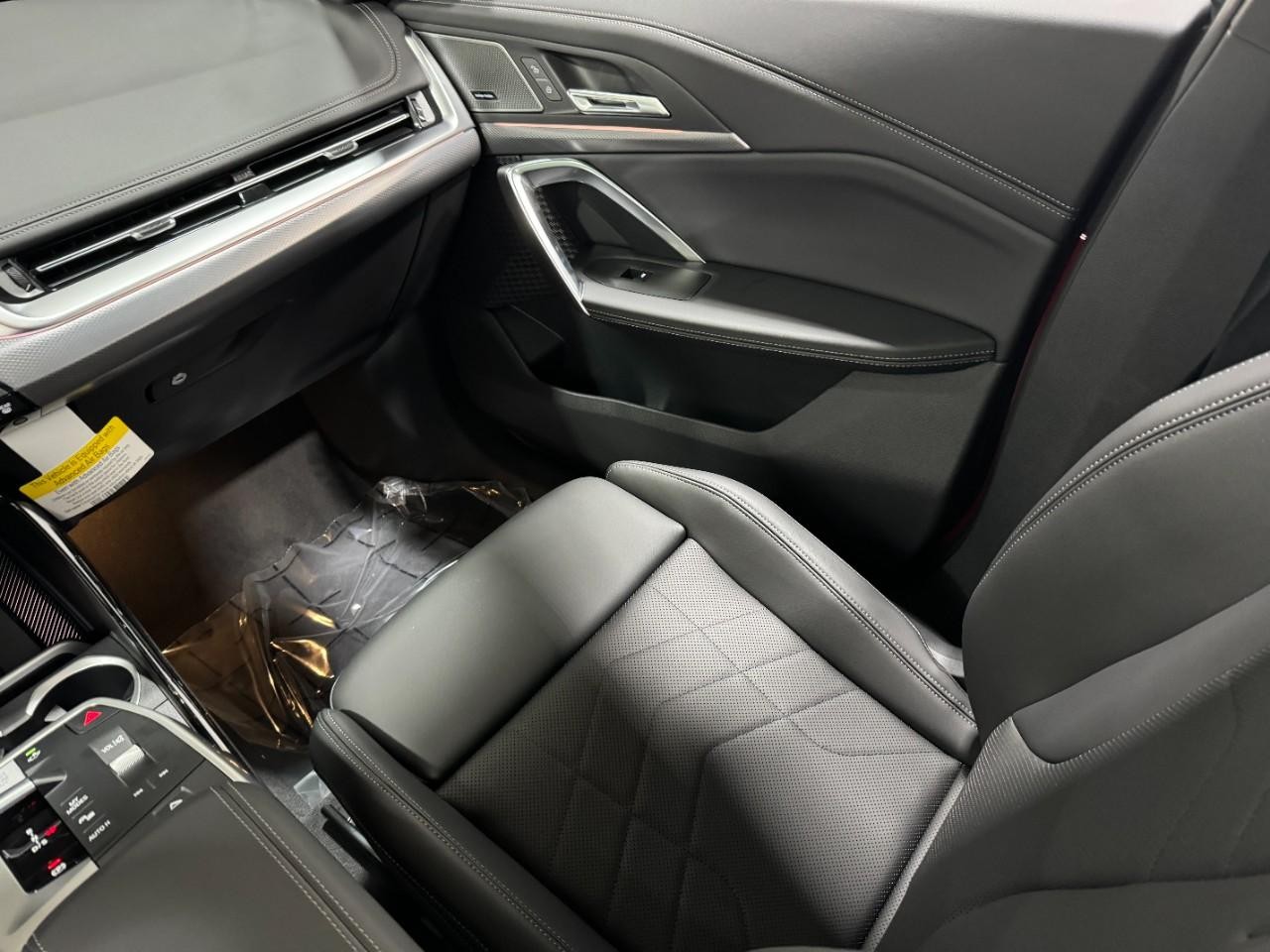 BMW X1 Vehicle Full-screen Gallery Image 16