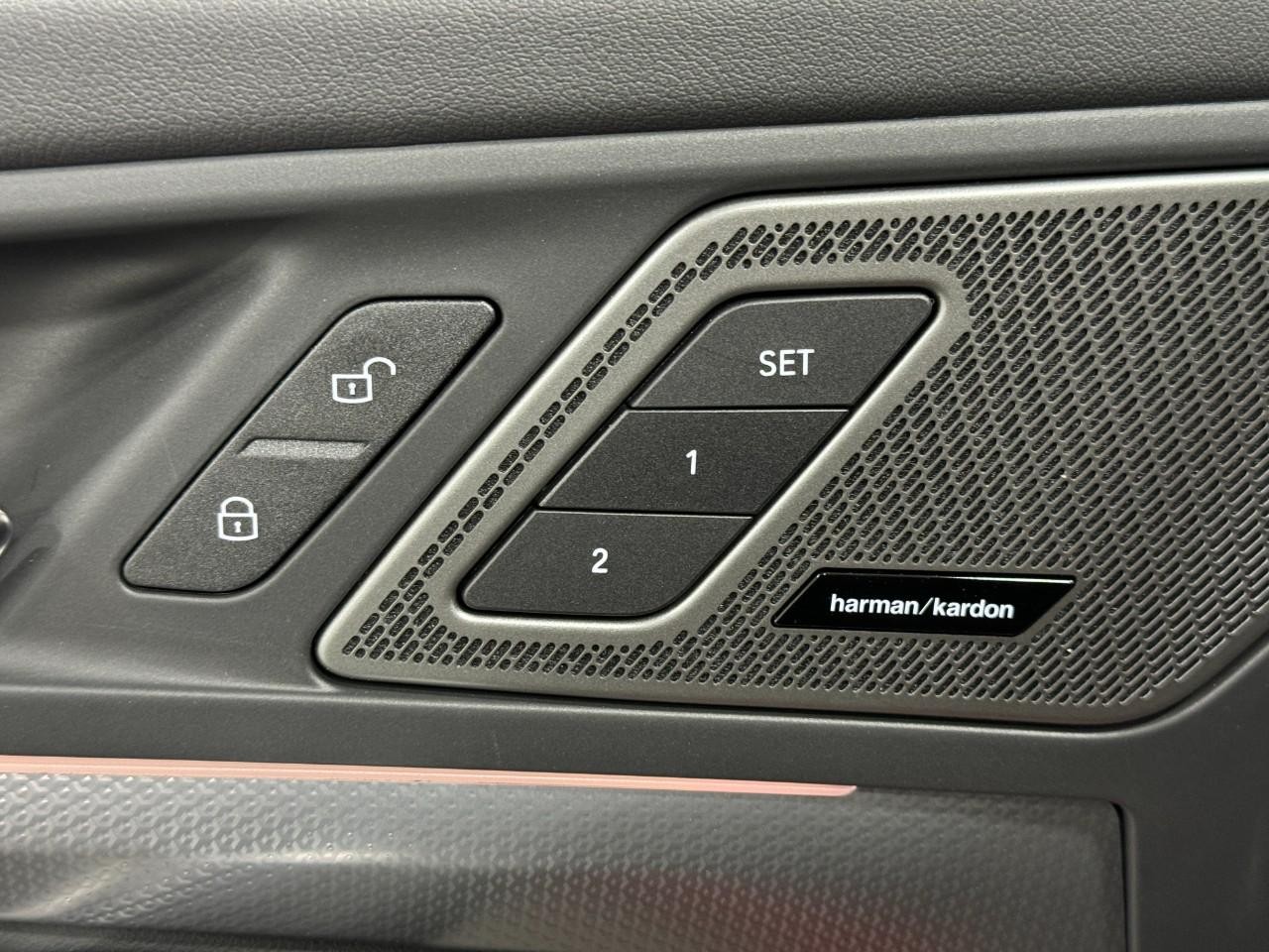 BMW X1 Vehicle Full-screen Gallery Image 22