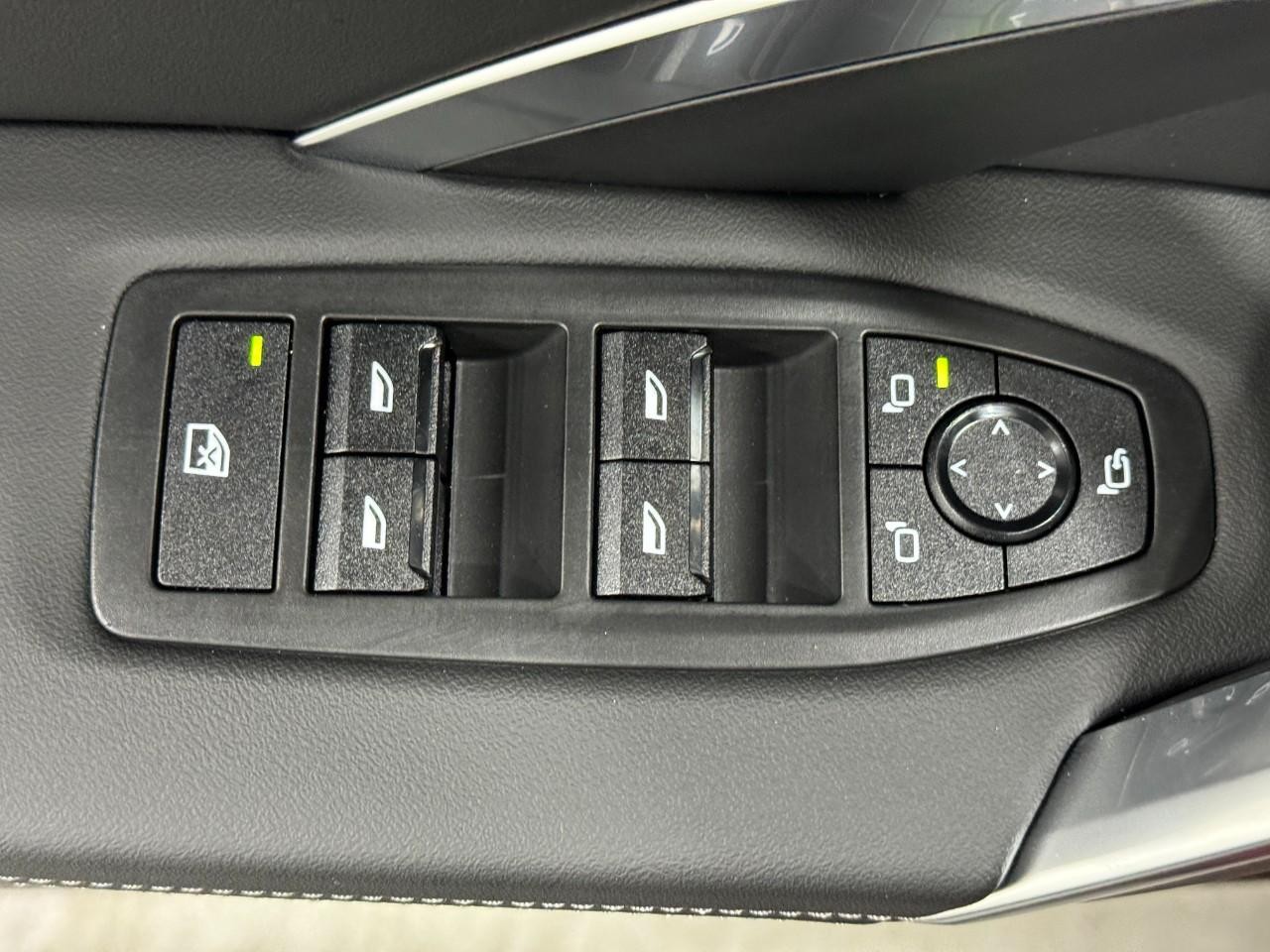 BMW X1 Vehicle Full-screen Gallery Image 23