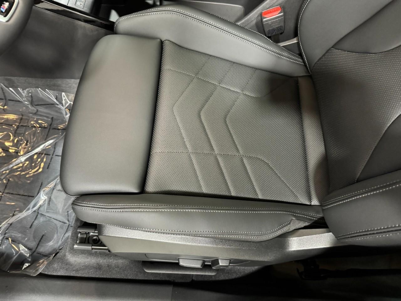 BMW X1 Vehicle Full-screen Gallery Image 26