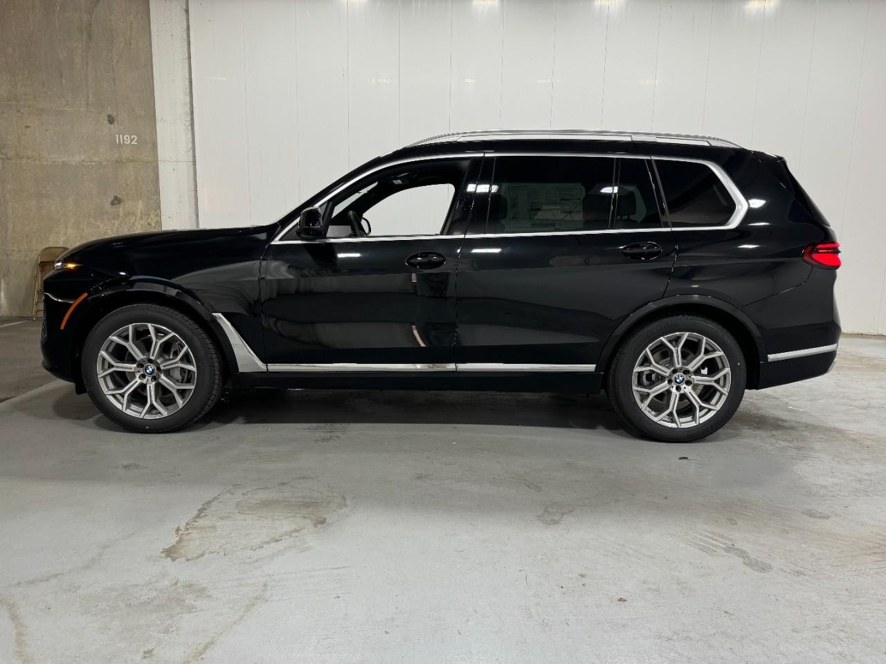 BMW X7 Vehicle Full-screen Gallery Image 2