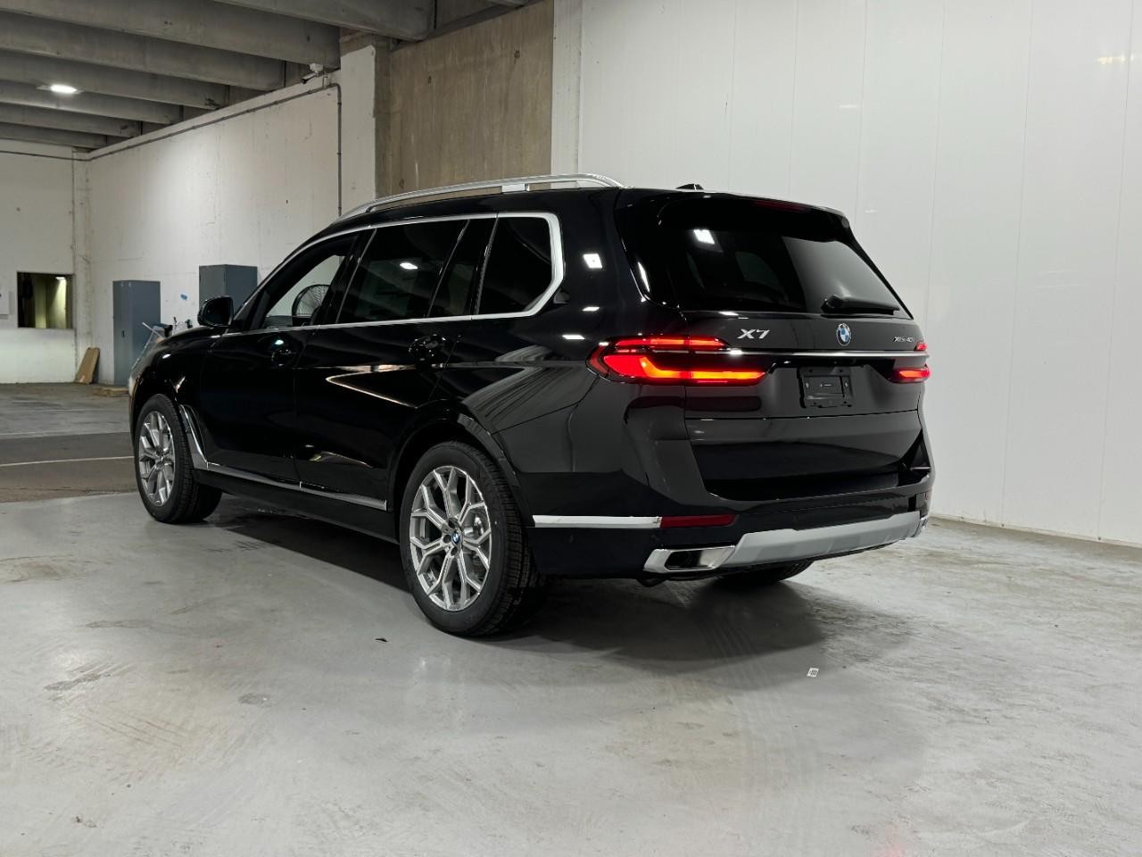 BMW X7 Vehicle Full-screen Gallery Image 3