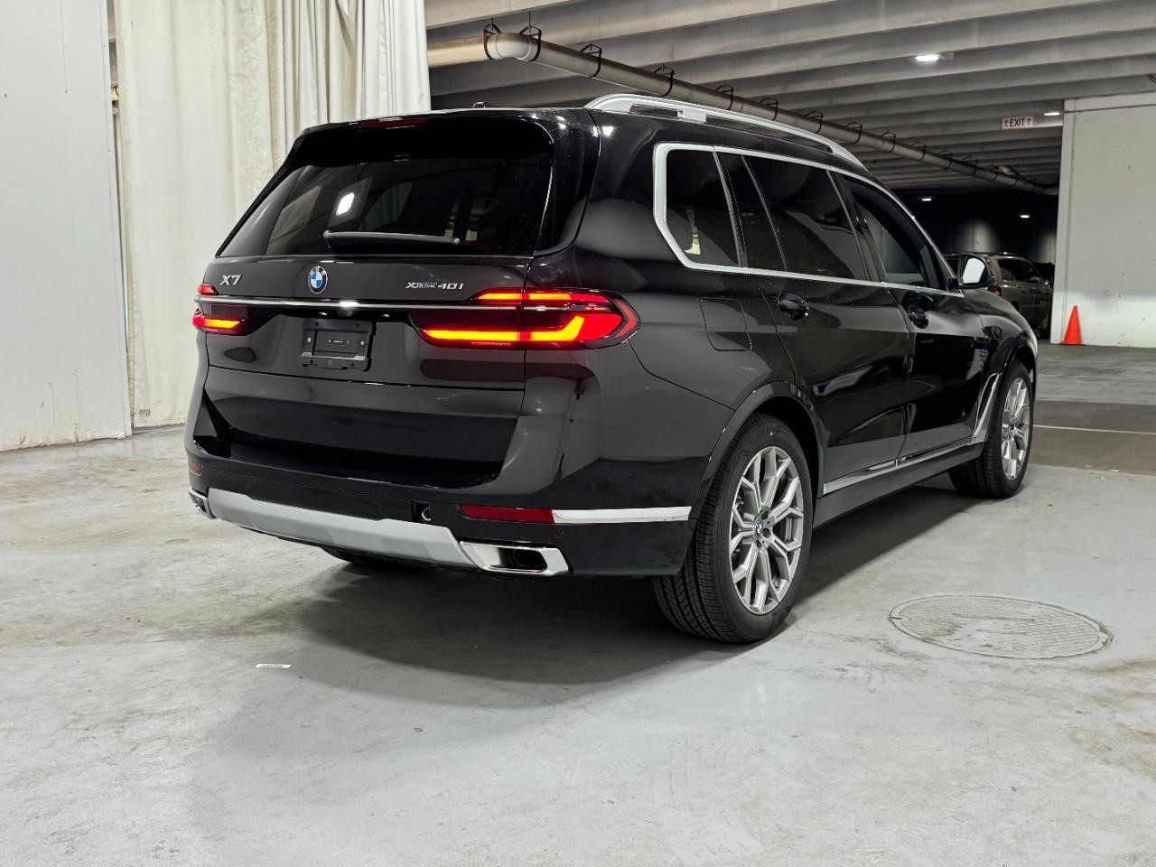 BMW X7 Vehicle Full-screen Gallery Image 4