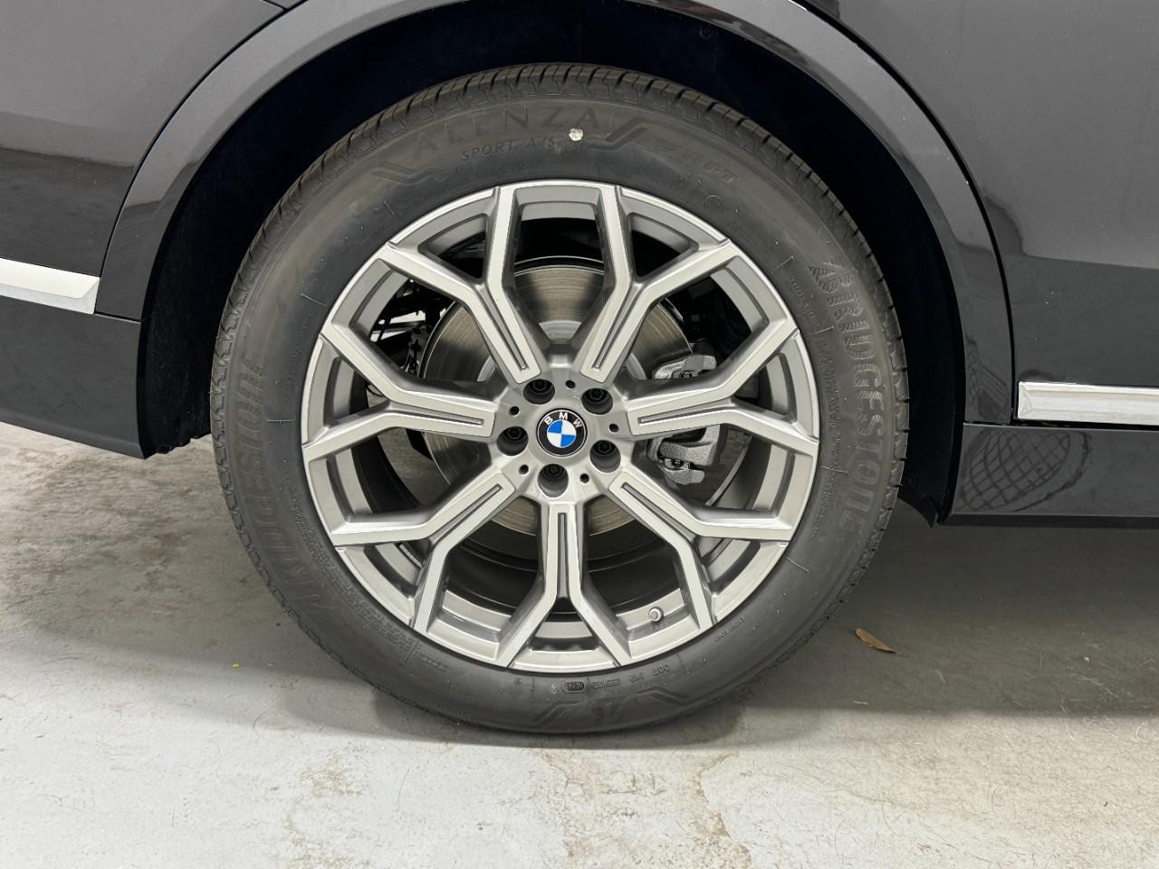 BMW X7 Vehicle Full-screen Gallery Image 5