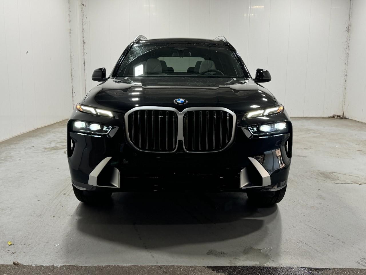 BMW X7 Vehicle Full-screen Gallery Image 7