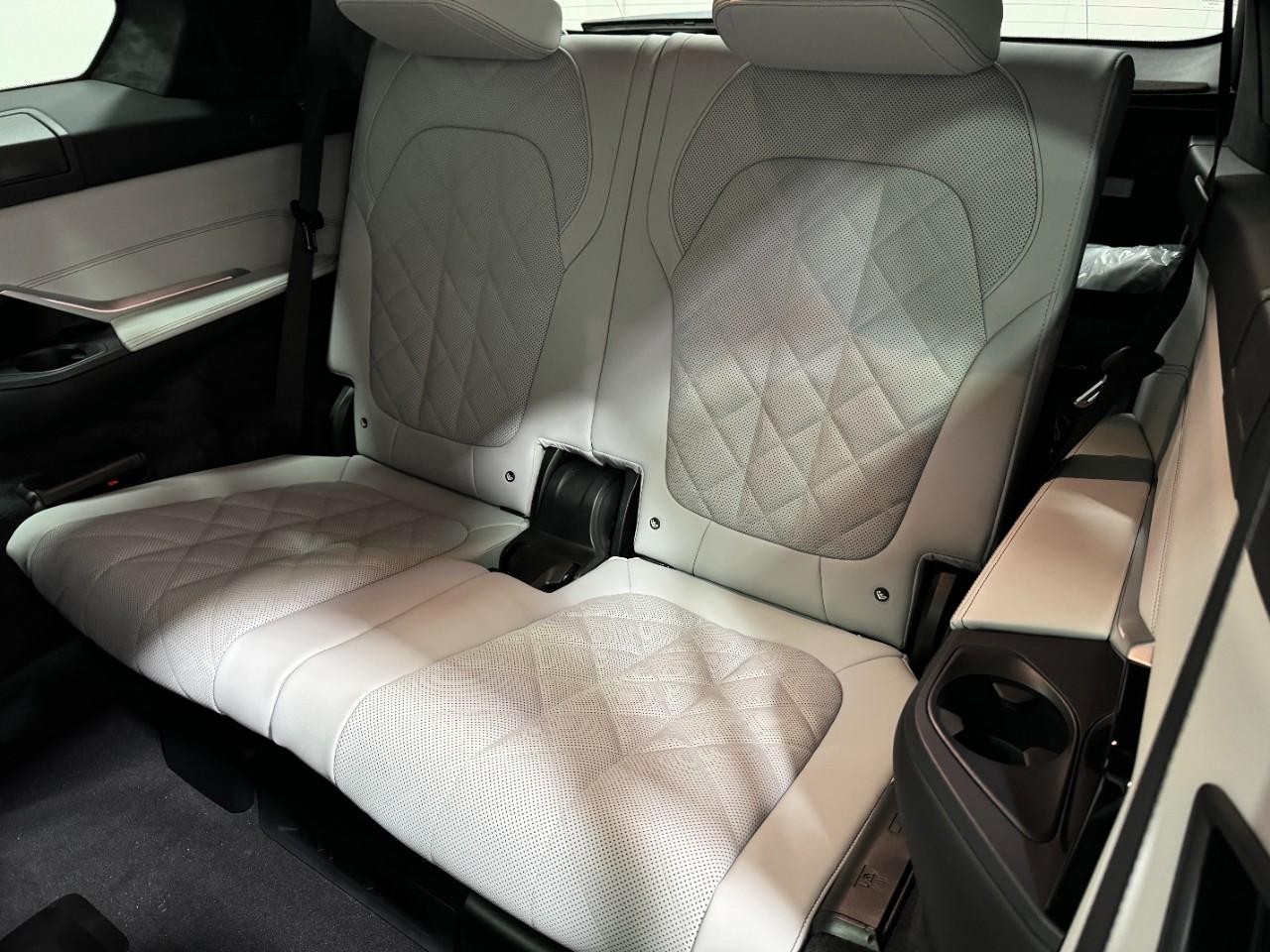 BMW X7 Vehicle Full-screen Gallery Image 8