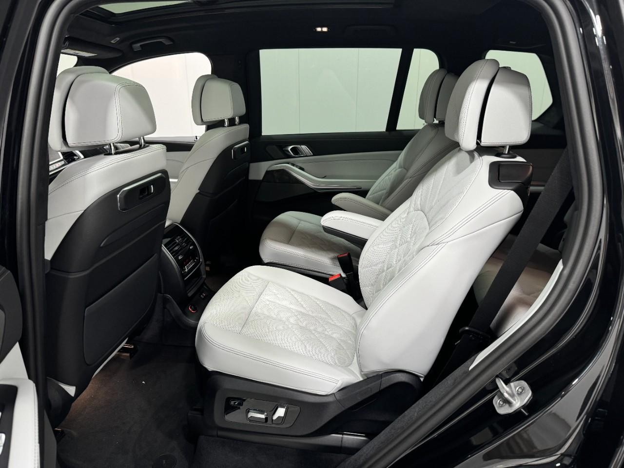 BMW X7 Vehicle Full-screen Gallery Image 9
