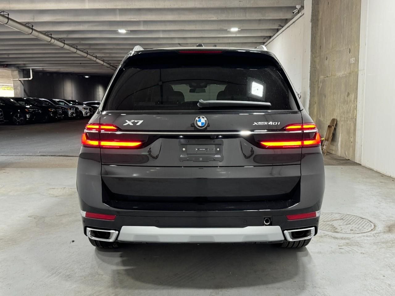 BMW X7 Vehicle Full-screen Gallery Image 10