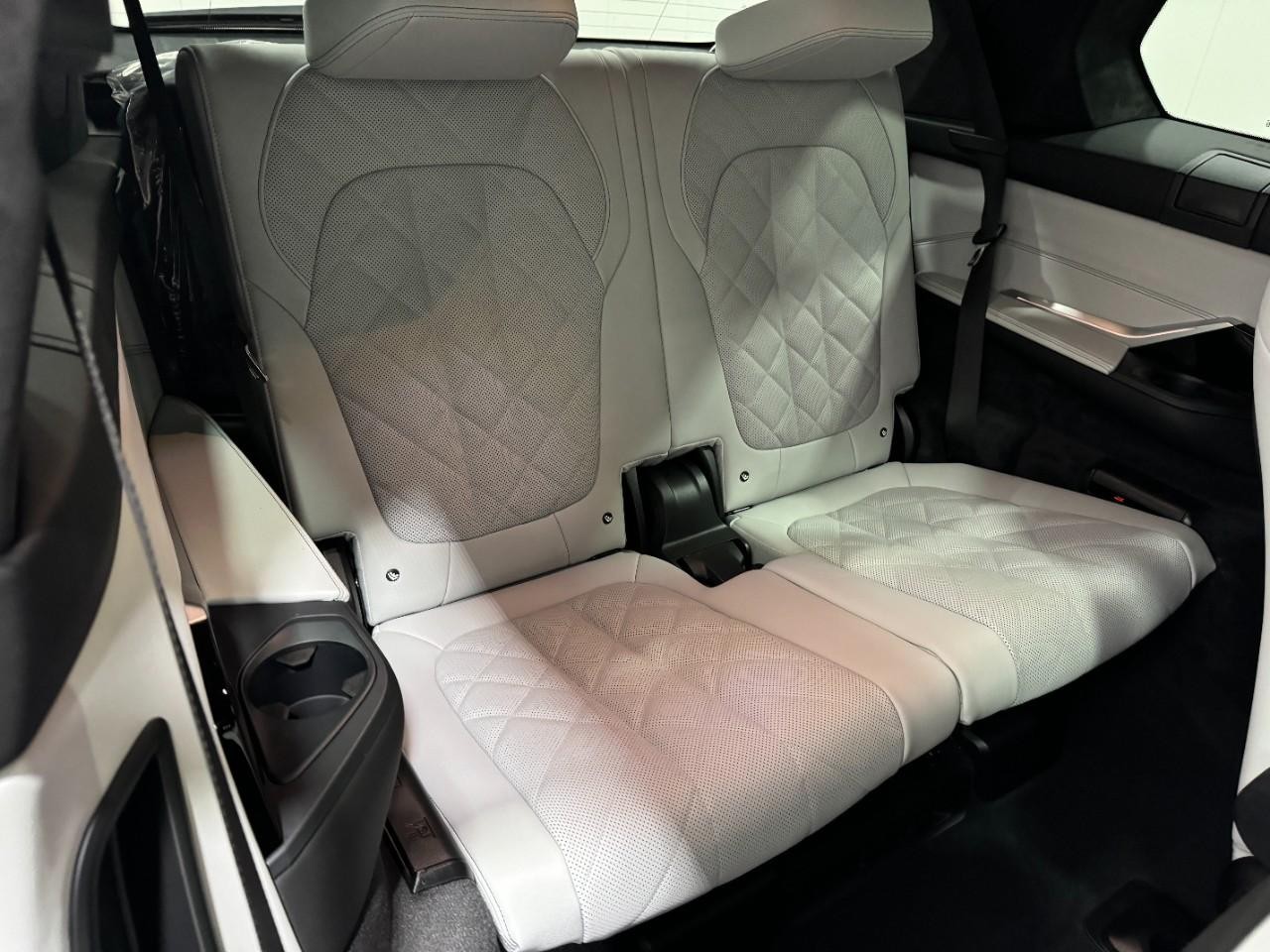 BMW X7 Vehicle Full-screen Gallery Image 11