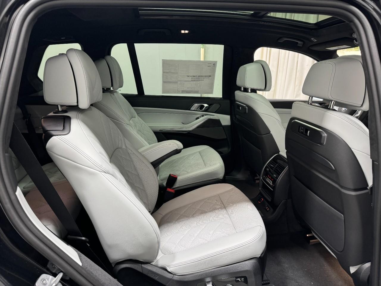 BMW X7 Vehicle Full-screen Gallery Image 12