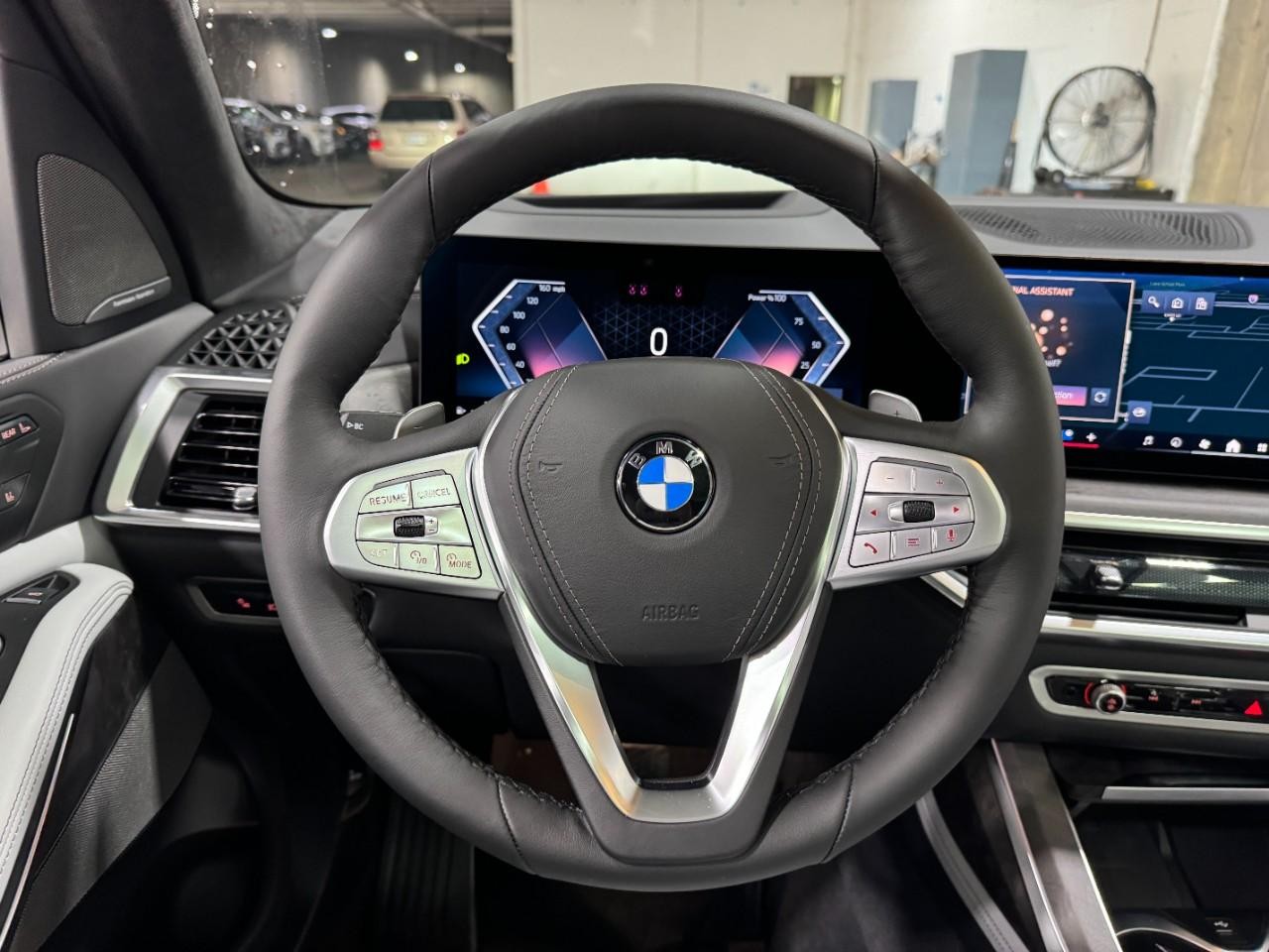 BMW X7 Vehicle Full-screen Gallery Image 16