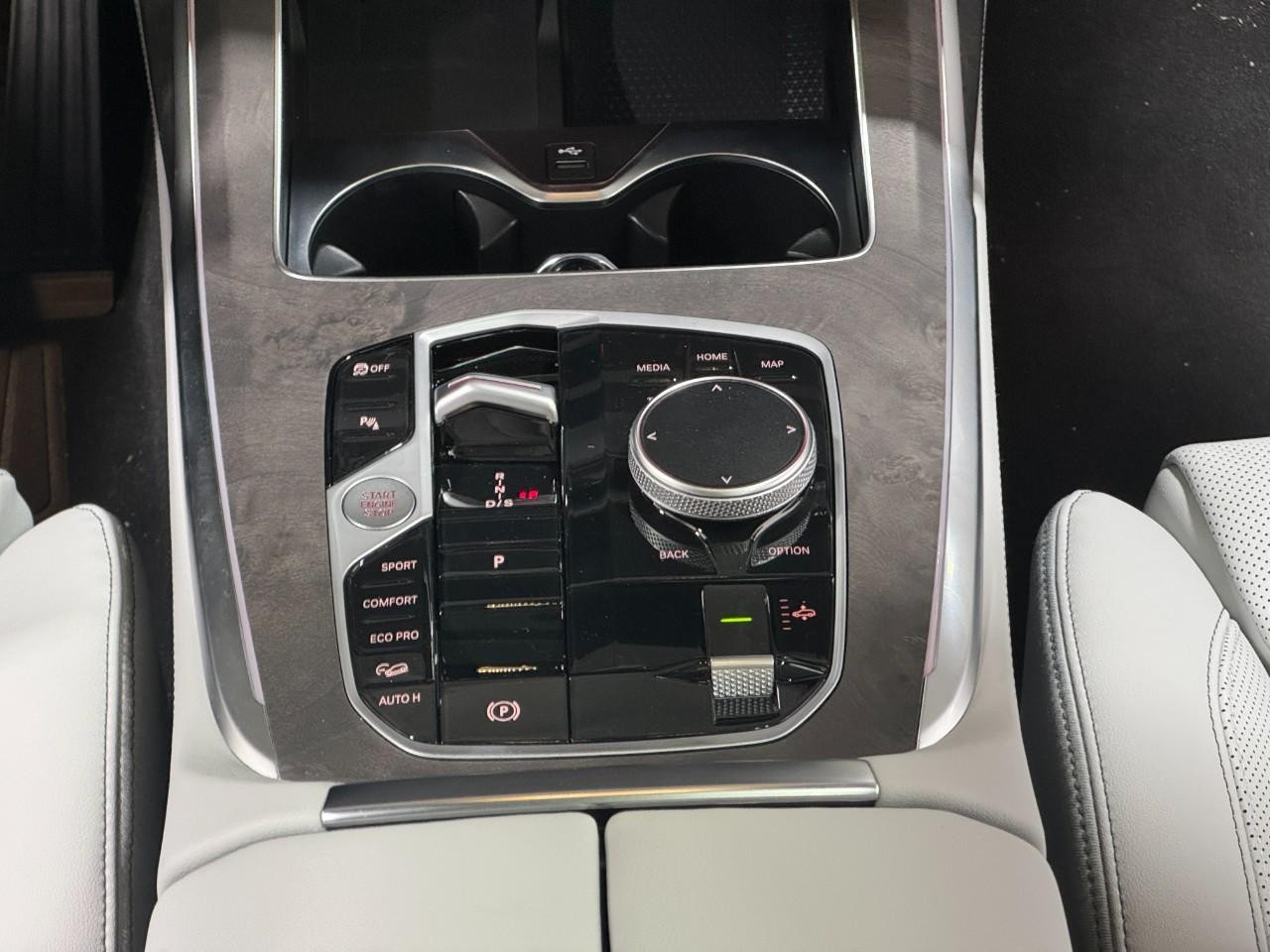 BMW X7 Vehicle Full-screen Gallery Image 18