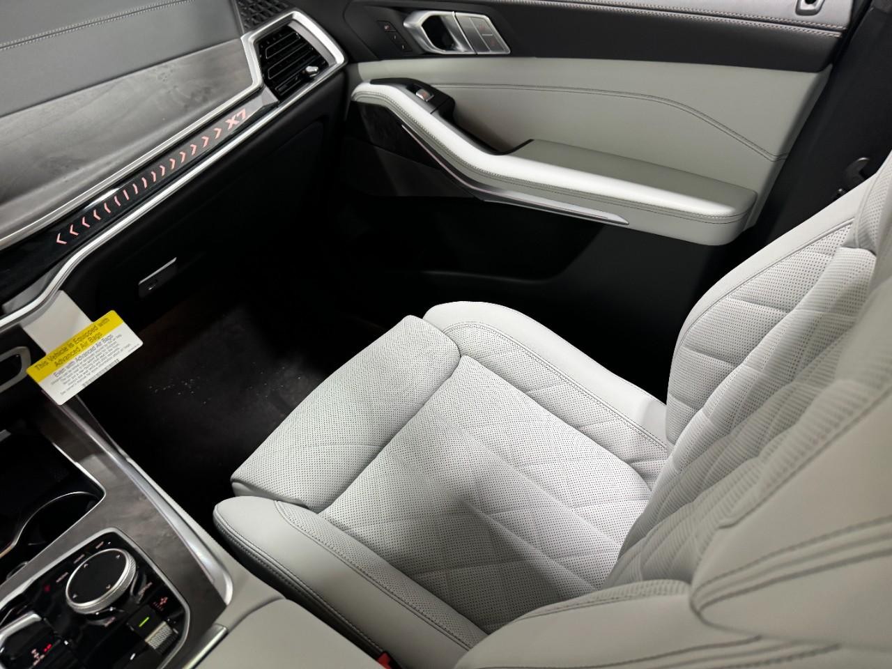 BMW X7 Vehicle Full-screen Gallery Image 19