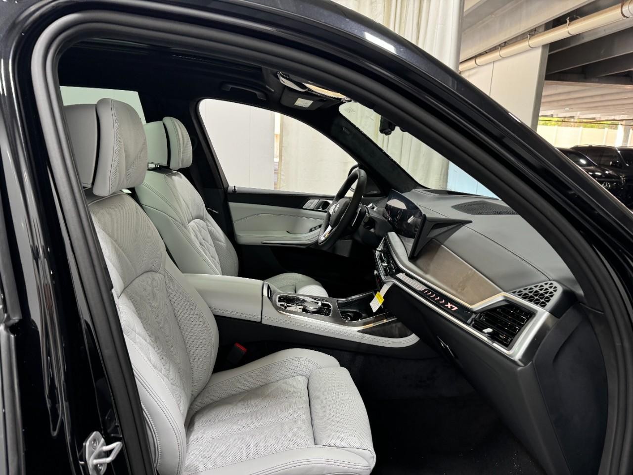 BMW X7 Vehicle Full-screen Gallery Image 20