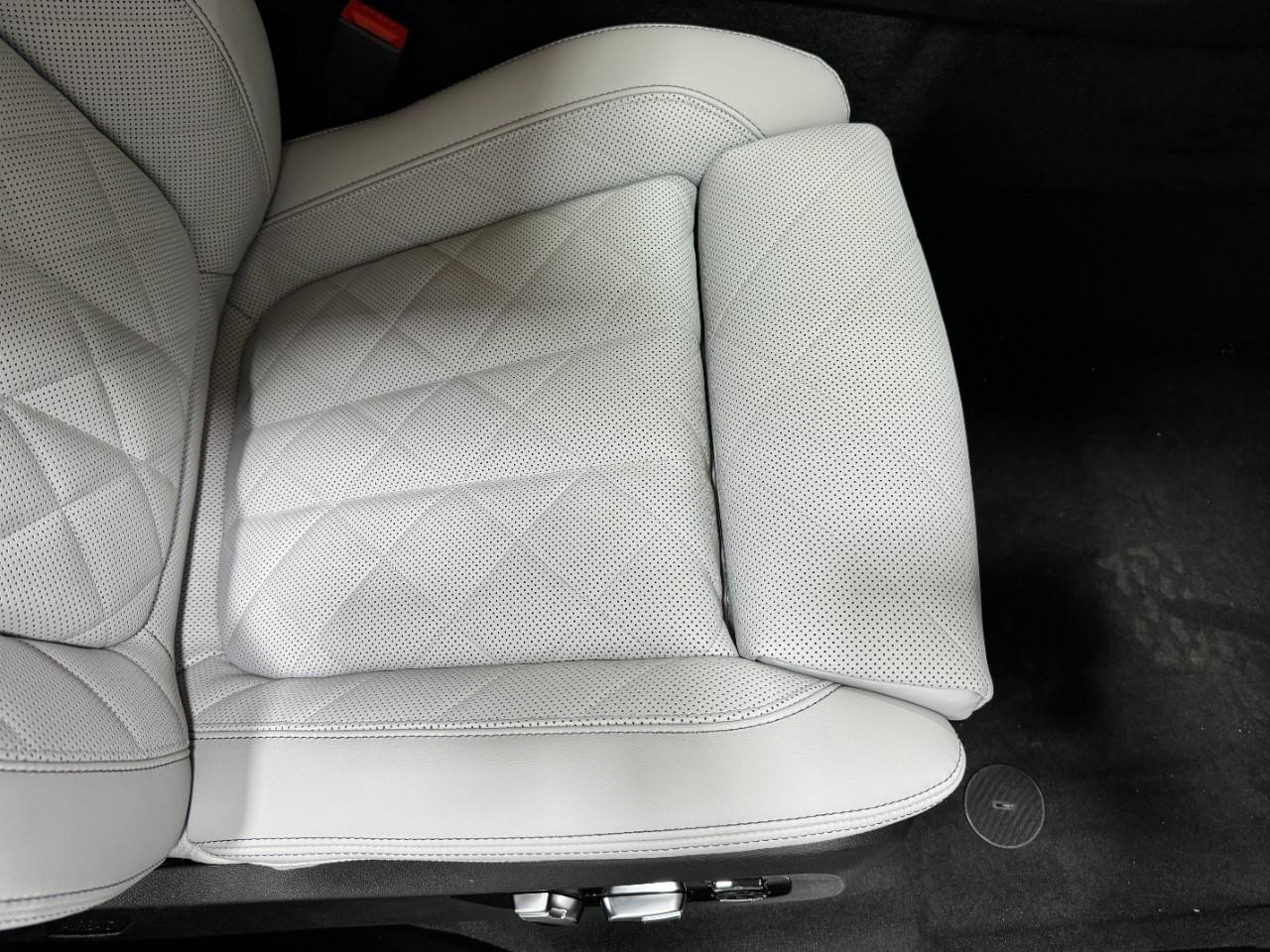 BMW X7 Vehicle Full-screen Gallery Image 21