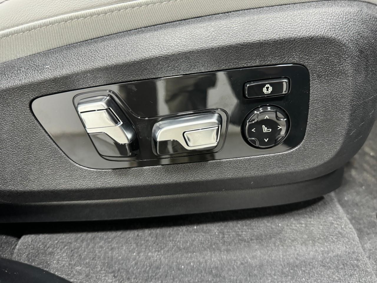 BMW X7 Vehicle Full-screen Gallery Image 22