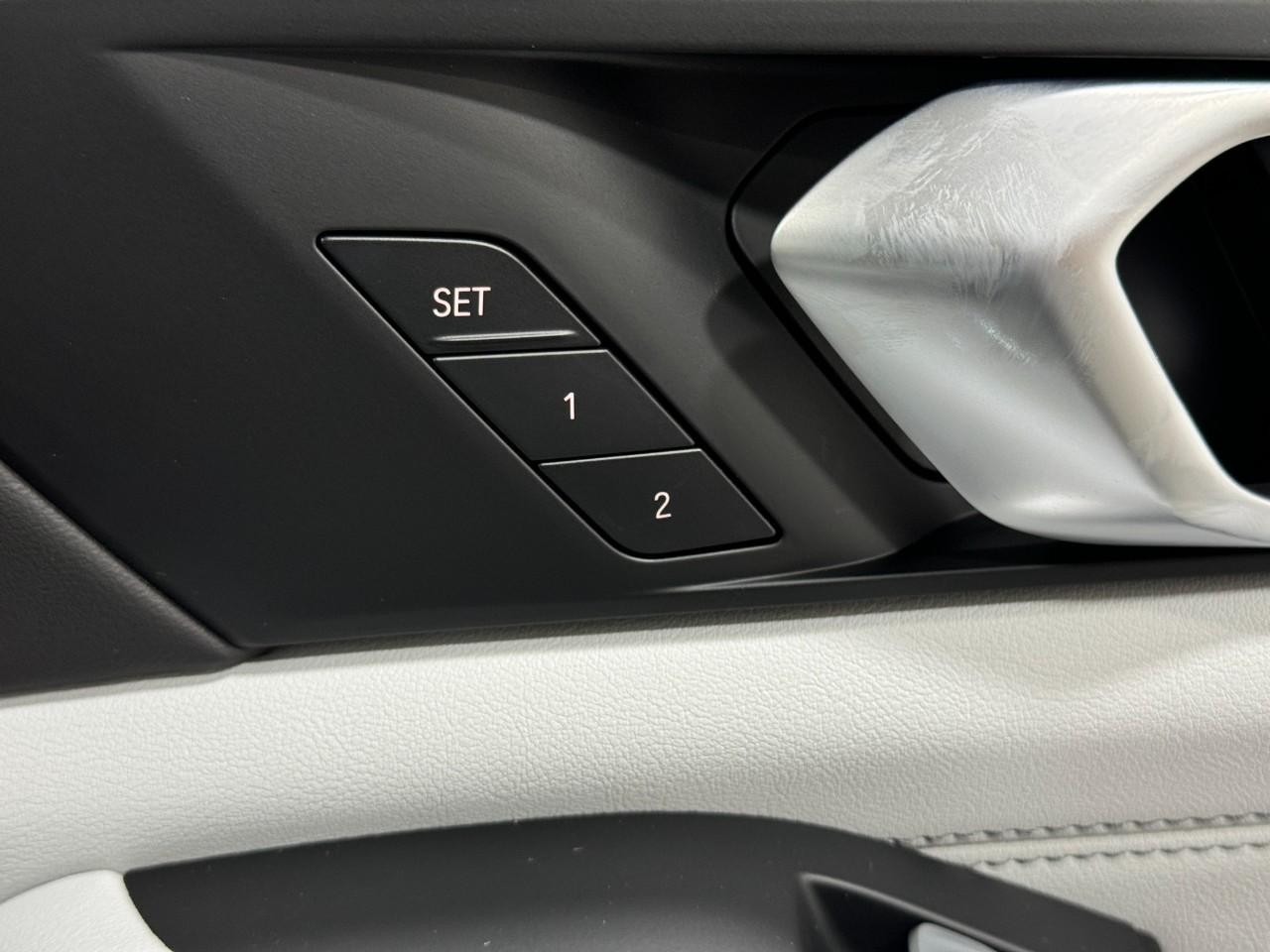 BMW X7 Vehicle Full-screen Gallery Image 23