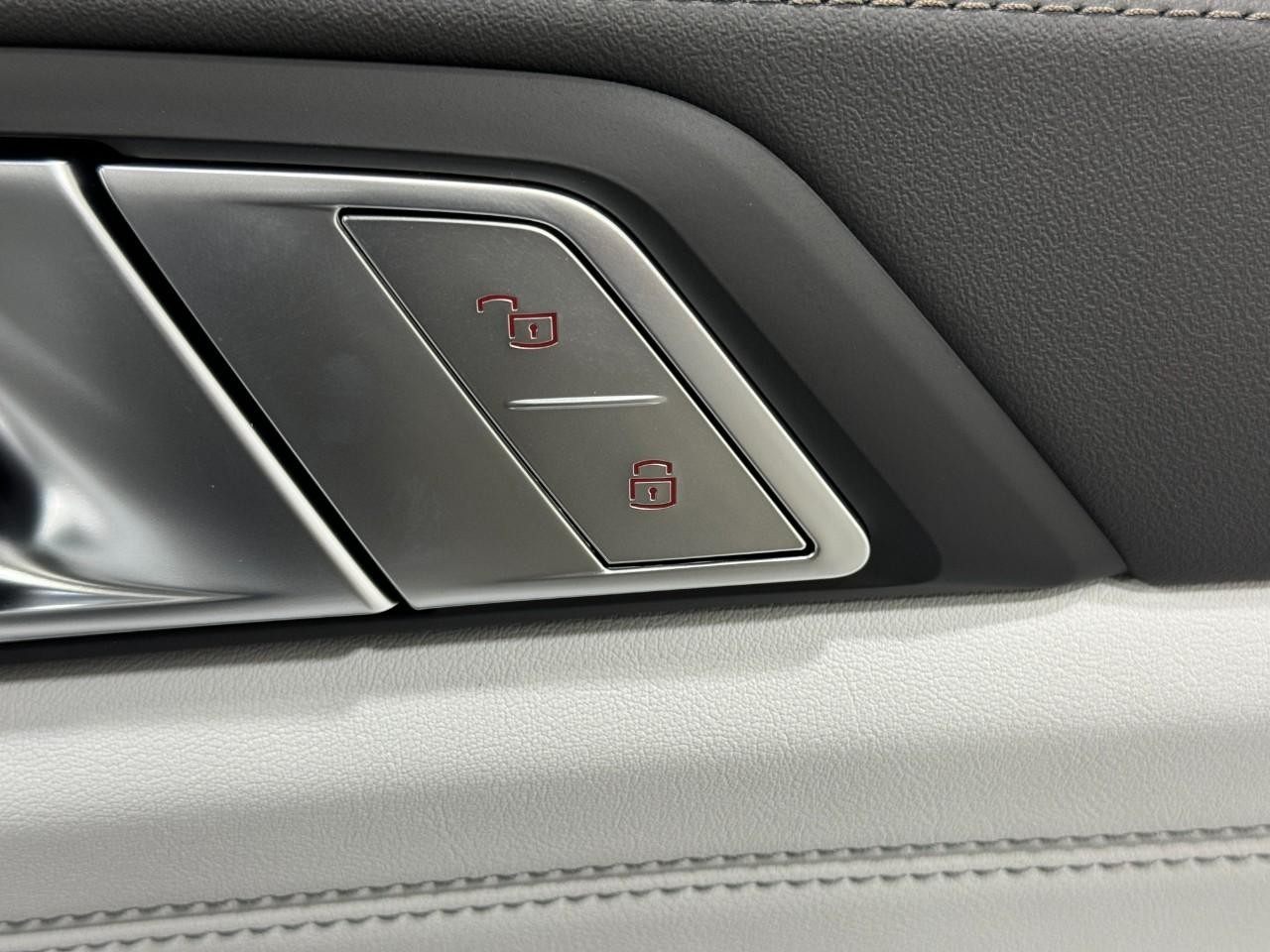 BMW X7 Vehicle Full-screen Gallery Image 24