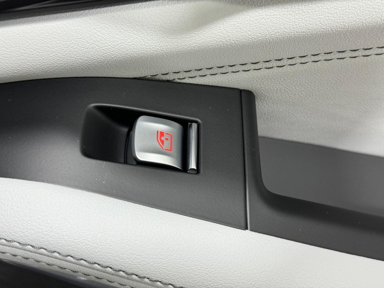 BMW X7 Vehicle Full-screen Gallery Image 25