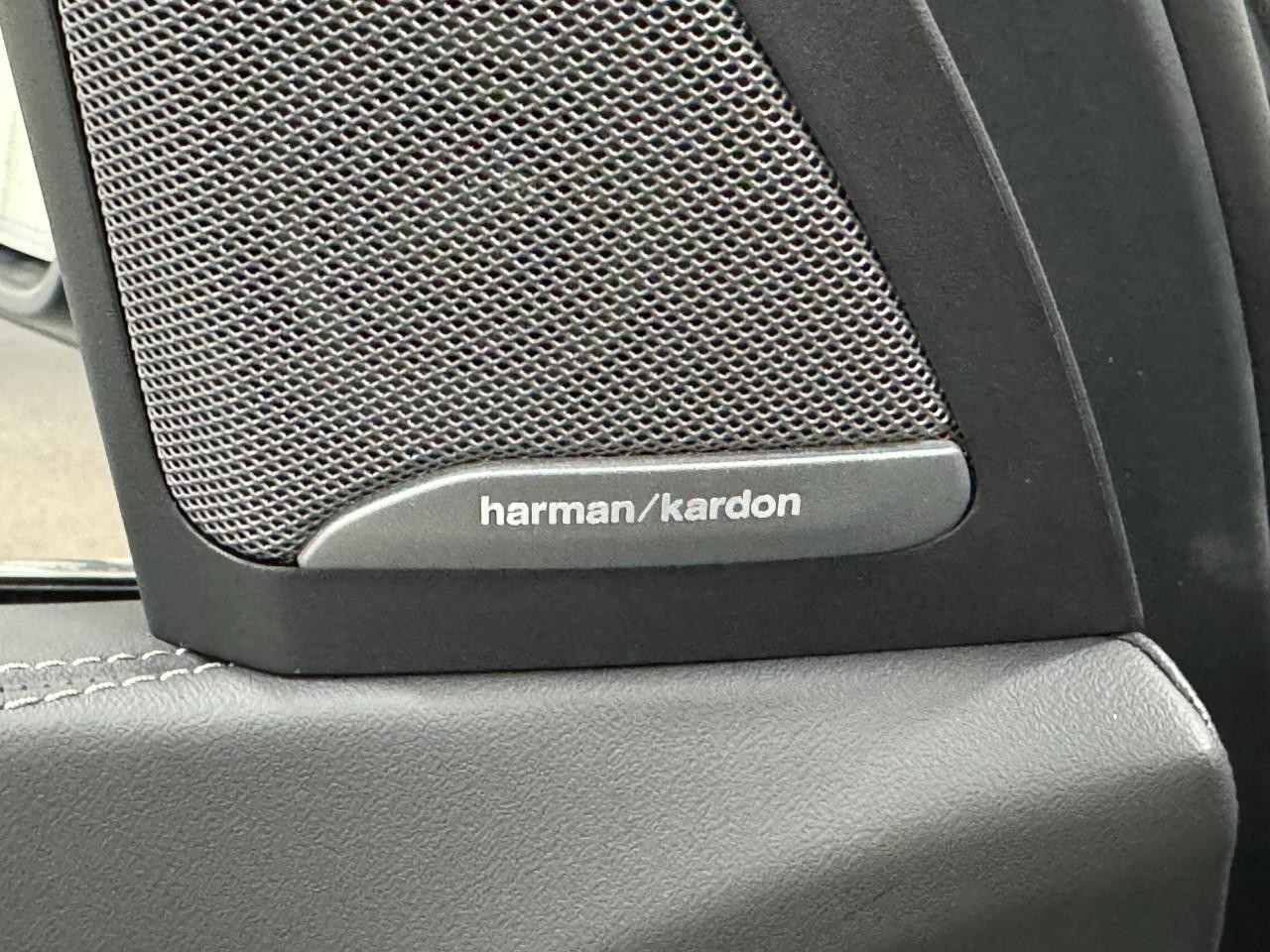 BMW X7 Vehicle Full-screen Gallery Image 26