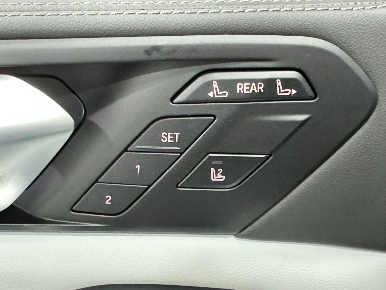 BMW X7 Vehicle Full-screen Gallery Image 27