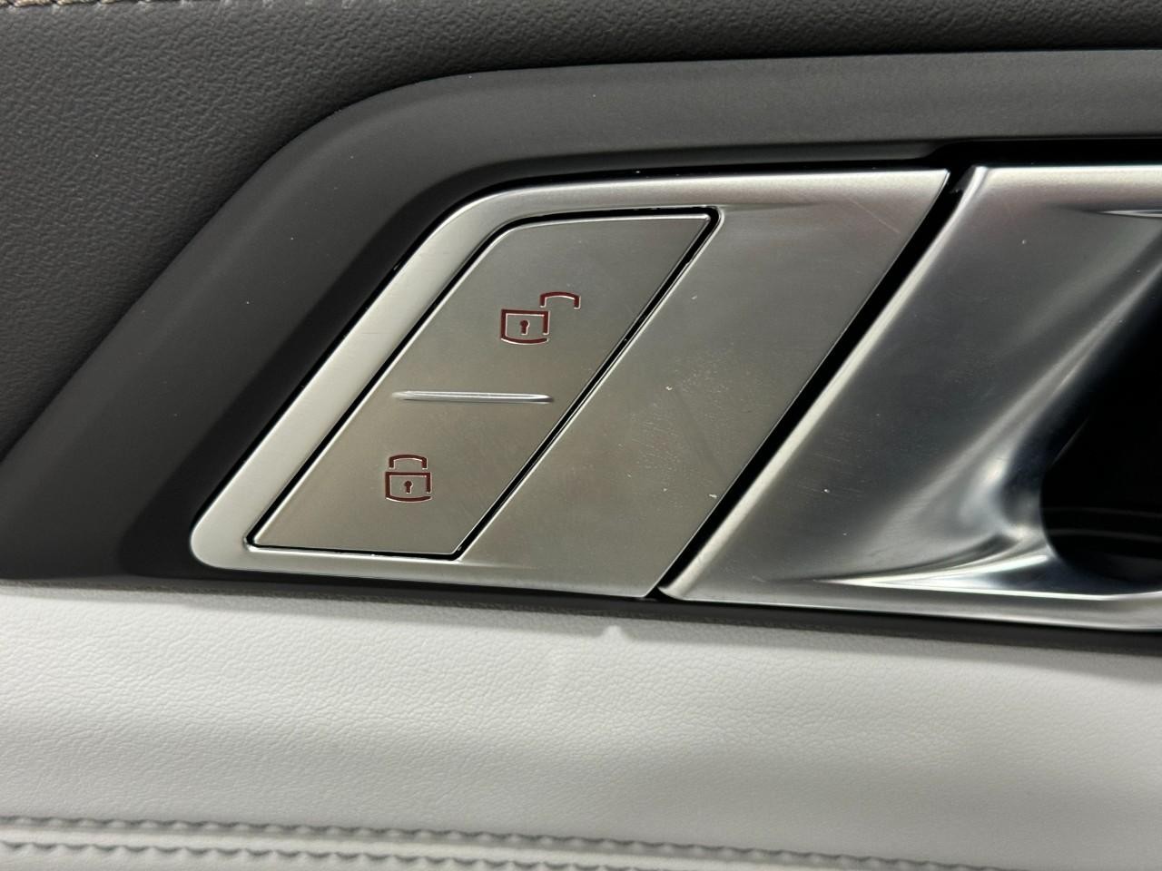 BMW X7 Vehicle Full-screen Gallery Image 28