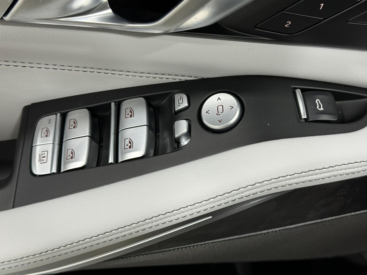 BMW X7 Vehicle Full-screen Gallery Image 29