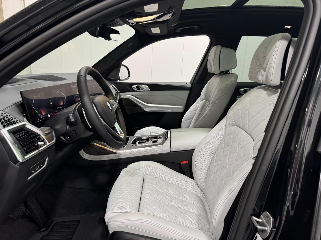 BMW X7 Vehicle Full-screen Gallery Image 30