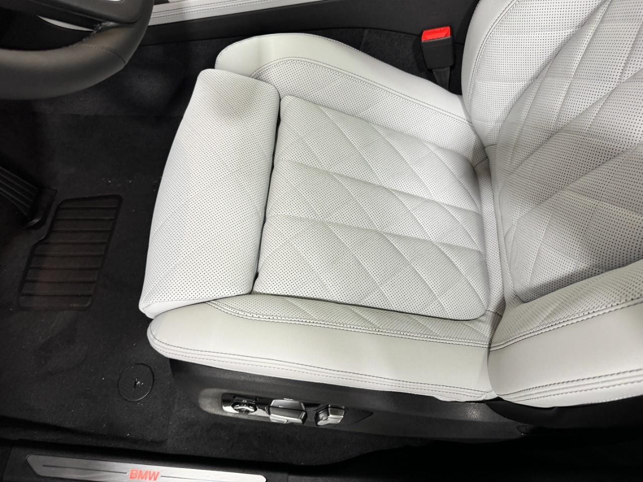 BMW X7 Vehicle Full-screen Gallery Image 31