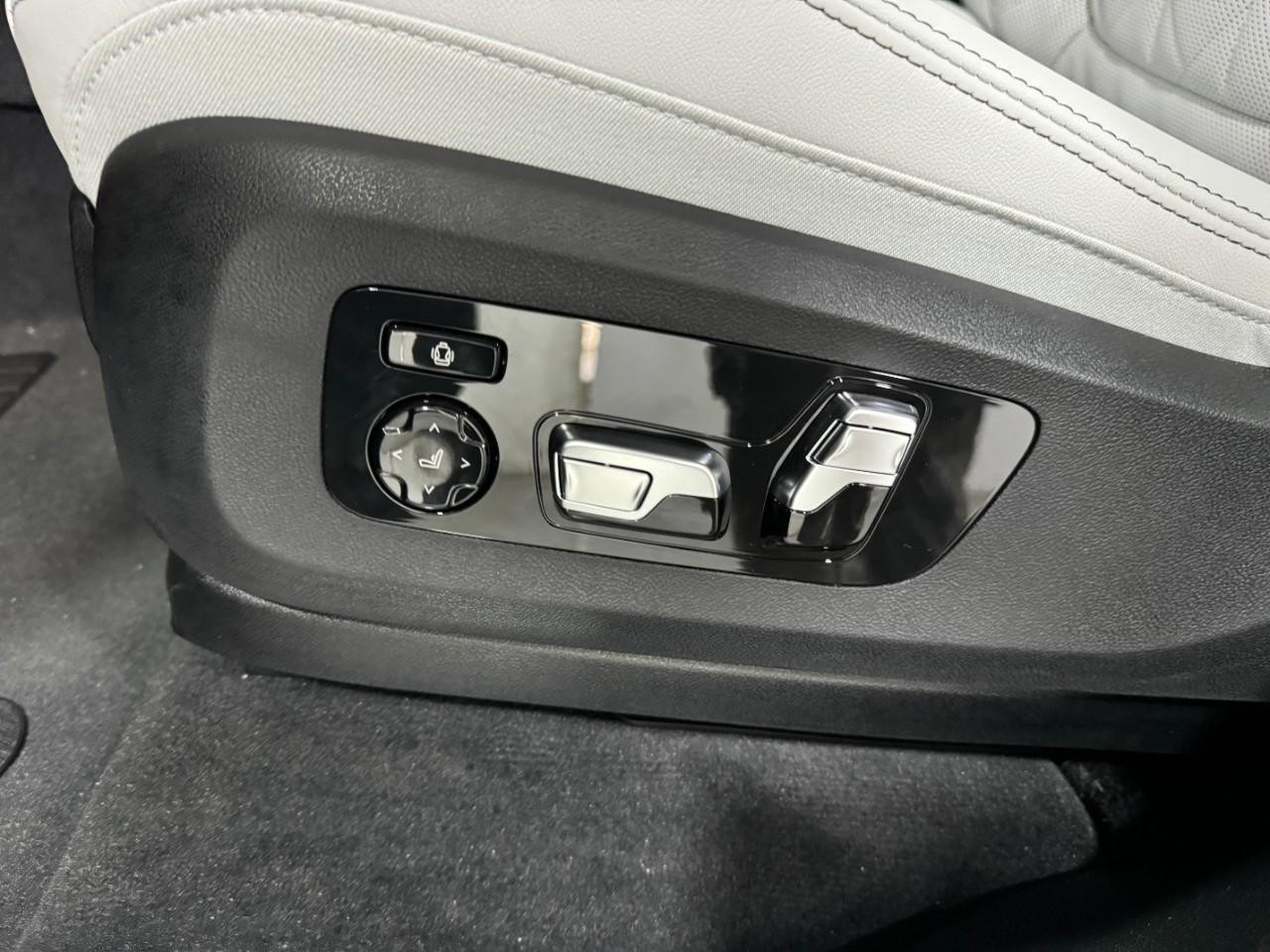 BMW X7 Vehicle Full-screen Gallery Image 32